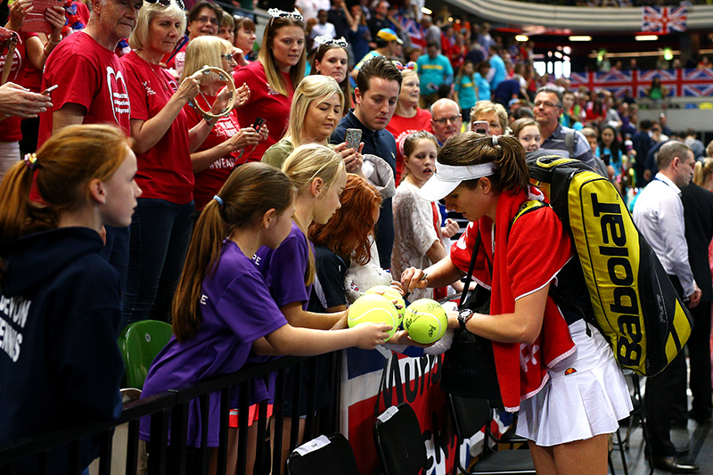 A fan gets Johanna Konta's autograph